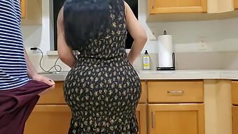 Una Madrastra Bien Dotada Seduce A Su Hijastro En La Cocina Después De Descubrir Su Excitación